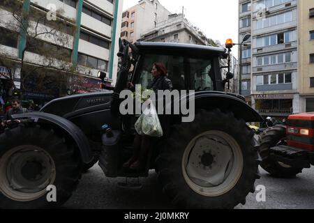 Griechische Landwirte protestieren gegen höhere Produktionskosten und drängen die Mitte-Rechts-Regierung, die Stromrechnungen und die Kraftstoffsteuer zu senken und die Subventionen für Tierfarmen zu erhöhen. Sie versammelten sich vor dem Landwirtschaftsministerium und planten, von dort zum parlament im Zentrum Athens zu marschieren. Stockfoto