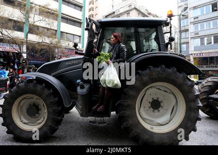 Griechische Landwirte protestieren gegen höhere Produktionskosten und drängen die Mitte-Rechts-Regierung, die Stromrechnungen und die Kraftstoffsteuer zu senken und die Subventionen für Tierfarmen zu erhöhen. Sie versammelten sich vor dem Landwirtschaftsministerium und planten, von dort zum parlament im Zentrum Athens zu marschieren. Stockfoto