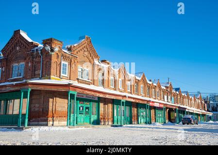 KASHIN, RUSSLAND - 07. JANUAR 2022: Blick auf die alten Einkaufszentren an einem sonnigen Januartag. Kashin, Region Twer, Russland Stockfoto