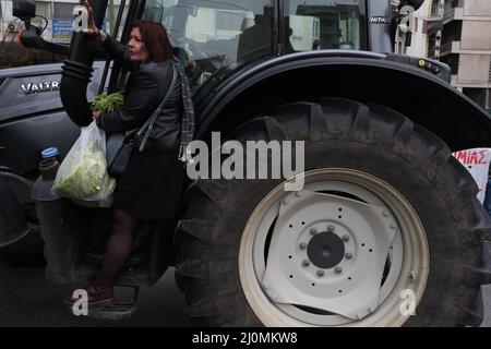 Griechische Landwirte protestieren gegen höhere Produktionskosten und drängen die Mitte-Rechts-Regierung, die Stromrechnungen und die Kraftstoffsteuer zu senken und die Subventionen für Tierfarmen zu erhöhen. Sie versammelten sich vor dem Landwirtschaftsministerium und planten, von dort zum parlament im Zentrum Athens zu marschieren. Stockfoto