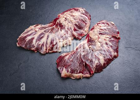 Rohes Wagyu-Rindssteak aus der Nähe auf einer schwarzen Tafel mit Platz für Kopien Stockfoto