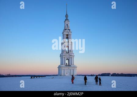 KALYAZIN, RUSSLAND - 07. JANUAR 2022: Am frühen Januarmorgen auf dem überfluteten alten Glockenturm der St.-Nikolaus-Kathedrale. Kalyazin. Region Tver, Russ Stockfoto