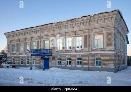 KALYAZIN, RUSSLAND - 07. JANUAR 2022: Das alte Gebäude des Kalyazinsky College in der Karl-Marx-Straße, Januarmorgen. Region Twer, Russland Stockfoto