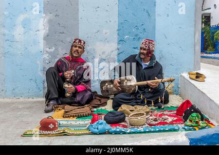 Zwei marokkanische Musiker spielen in den Straßen der Kasbah der Udayas, Zitadelle der Stadt Rabat, an der Mündung des Bou Regreg Flusses Stockfoto