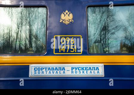 RUSKEALA, RUSSLAND - 07. OKTOBER 2021: Fragment eines Pkw eines alten Zuges 'Ruskeala Express' Stockfoto