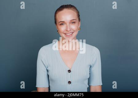 Porträt einer schönen lächelnden jungen europäischen Frau Stockfoto