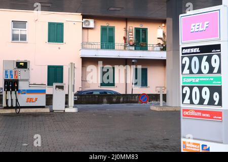 Pescara, Italien. 20.. März 2022: Tankstellen-Anzeige mit Kraftstoffpreisen von mehr als 2 Euro pro Liter. Die Kraftstoffpreise stagnieren seit mehreren Tagen auf einem sehr hohen Niveau aufgrund der anhaltenden russischen Invasion in der Ukraine. Aus diesem Grund hat die italienische Regierung beschlossen, die Verbrauchsteuer von 21. märz bis 30. april 2022 um 25 Cent pro Liter Kraftstoff zu kürzen. Bild: Walter Cicchetti/Alamy Live News Stockfoto