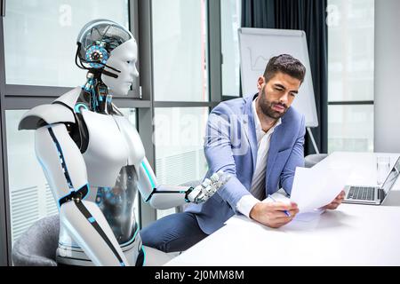 Geschäftsmann und humanoider Roboter, der Probleme löst Stockfoto