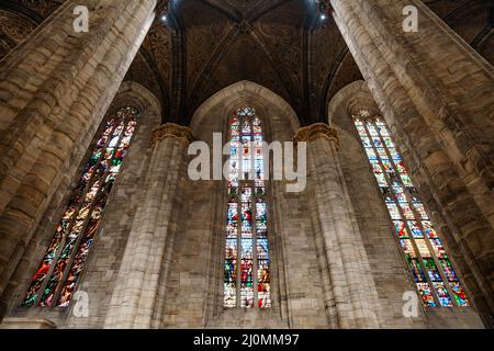 Mehrfarbige Buntglasfenster an den Wänden des Duomo. Italien, Mailand Stockfoto