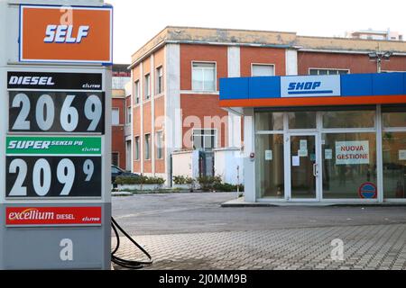 Pescara, Italien. 20.. März 2022: Tankstellen-Anzeige mit Kraftstoffpreisen von mehr als 2 Euro pro Liter. Die Kraftstoffpreise stagnieren seit mehreren Tagen auf einem sehr hohen Niveau aufgrund der anhaltenden russischen Invasion in der Ukraine. Aus diesem Grund hat die italienische Regierung beschlossen, die Verbrauchsteuer von 21. märz bis 30. april 2022 um 25 Cent pro Liter Kraftstoff zu kürzen. Bild: Walter Cicchetti/Alamy Live News Stockfoto