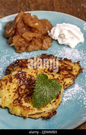 Bayrische süße rÃ¶sti auf einem Teller Stockfoto