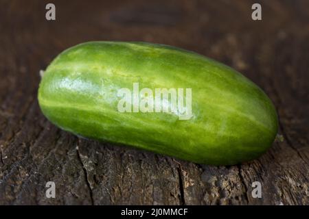 Gurke auf dunklem Holz Stockfoto