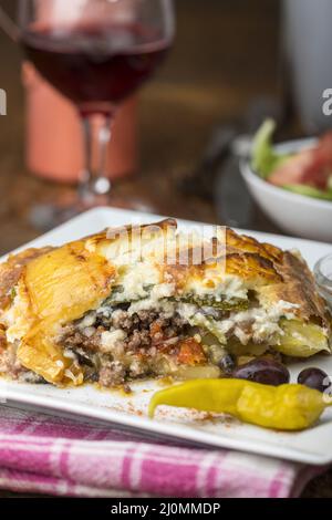 Griechischer Moussaka auf weißem Teller Stockfoto