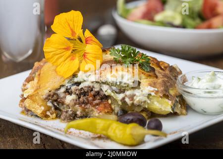 Griechischer Moussaka auf weißem Teller Stockfoto