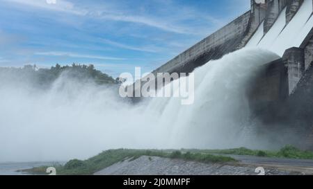 Wasserkraftwerk Floodgate mit fließendem Wasser durch Tor und öffnen Sie den Springway Khun Dan Prakan Chon Damm in nakhon nayok Thailand Stockfoto