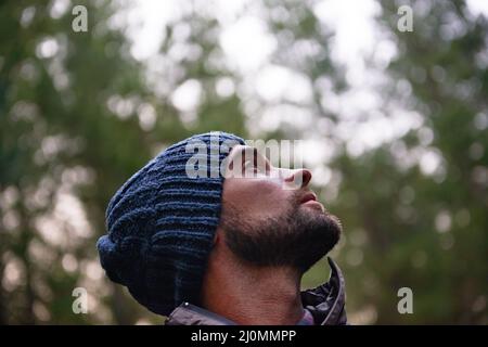 Schönheit in der Natur, um die Seele zu inspirieren. Ausgeschnittene Aufnahme eines hübschen jungen Wanderers in einem Wald. Stockfoto