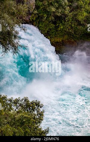 Der reißende Wildbach, der Huka Falls in Neuseeland ist Stockfoto