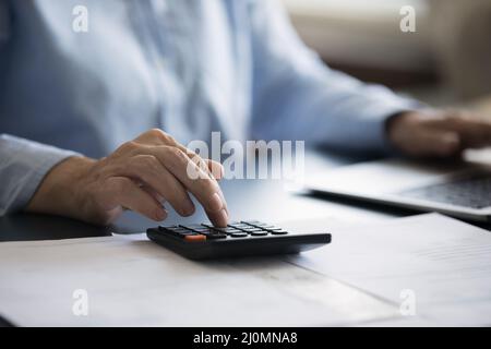 Nahaufnahme Frau sitzt am Schreibtisch, Rechner und Laptop Stockfoto