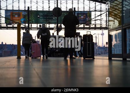 Berlin, Deutschland. 20. März 2022. Reisende, die am Hauptbahnhof auf ihren Zug warten. Quelle: Jörg Carstensen/dpa/Alamy Live News Stockfoto
