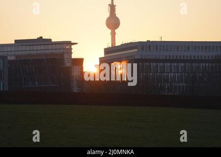Berlin, Deutschland. 20. März 2022. Sonnenaufgang im Regierungsbezirk. Quelle: Jörg Carstensen/dpa/Alamy Live News Stockfoto