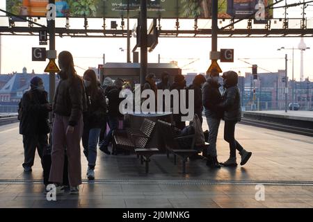 Berlin, Deutschland. 20. März 2022. Reisende, die am Hauptbahnhof auf ihren Zug warten. Quelle: Jörg Carstensen/dpa/Alamy Live News Stockfoto