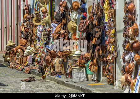 Handel mit typischen Produkten, Souvenirs und Musikinstrumenten verschiedener Art auf den Straßen von Pelourenhin Stockfoto