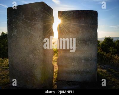 Skulpturenpark St. margarethen Felsen mit Sonnenstrahlen bei Sonnenuntergang Stockfoto