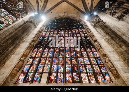 Farbige Buntglasfenster mit skulpturalen Rahmen im Dom. Italien, Mailand Stockfoto