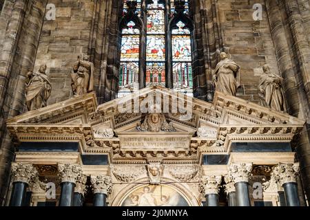 Steinverkleidung über den Fresken unter den Buntglasfenstern im Dom. Mailand, Italien Stockfoto