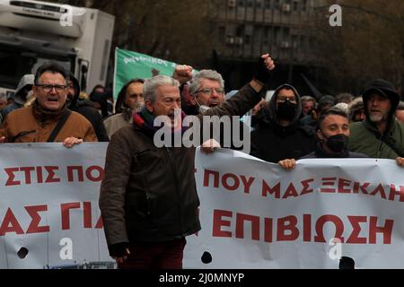 Griechische Landwirte protestieren gegen höhere Produktionskosten und drängen die Mitte-Rechts-Regierung, die Stromrechnungen und die Kraftstoffsteuer zu senken und die Subventionen für Tierfarmen zu erhöhen. Sie versammelten sich vor dem Landwirtschaftsministerium und planten, von dort zum parlament im Zentrum Athens zu marschieren. Stockfoto