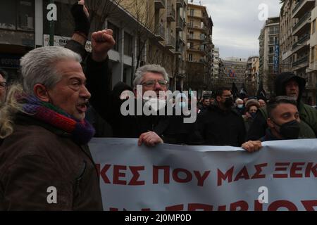 Griechische Landwirte protestieren gegen höhere Produktionskosten und drängen die Mitte-Rechts-Regierung, die Stromrechnungen und die Kraftstoffsteuer zu senken und die Subventionen für Tierfarmen zu erhöhen. Sie versammelten sich vor dem Landwirtschaftsministerium und planten, von dort zum parlament im Zentrum Athens zu marschieren. Stockfoto