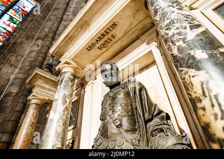 Bronzeskulptur von Gian Giacomo Medici auf dem Altar im Dom. Mailand, Italien Stockfoto