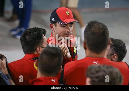 Bahrain International Circuit, Sakhir, Bahrain am 19. März 2022 Charles Leclerc 16 (MON), Scuderia Ferrari F1-75 feiert Pole nach dem Qualifying während des FORMEL 1 GULF AIR BAHRAIN GRAND PRIX 2022, Phil Duncan Stockfoto