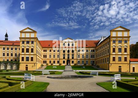 Schönes Schloss mit Garten im Sommer. Jaromerice nad rokytnou - Tschechische Republik. Stockfoto