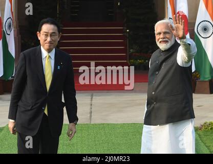 Neu-Delhi, Indien. 19. März 2022. Der indische Premierminister Narendra Modi (R) begrüßt seinen japanischen Amtskollegen Fumio Kishida vor ihrem Treffen in Neu-Delhi. (Bild: © Sondeep Shankar/Pacific Press via ZUMA Press Wire) Stockfoto