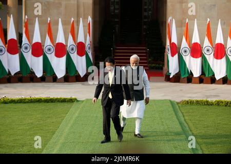 Neu-Delhi, Indien. 19. März 2022. Der indische Premierminister Narendra Modi (R) begrüßt seinen japanischen Amtskollegen Fumio Kishida vor ihrem Treffen in Neu-Delhi. (Bild: © Sondeep Shankar/Pacific Press via ZUMA Press Wire) Stockfoto