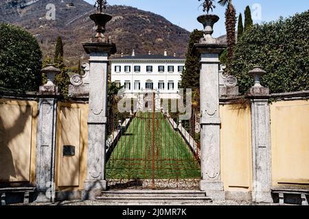 Zentrales Metalltor mit Statuen vor der alten Villa. Como, Italien Stockfoto