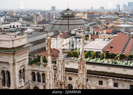 Statuen auf den Türmen des Doms. Mailand, Italien Stockfoto