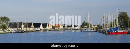 Stelzenhäuser am Fluss Harle, Harlesiel, Ostfriesland Stockfoto