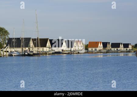 Stelzenhäuser am Fluss Harle, Harlesiel, Ostfriesland Stockfoto