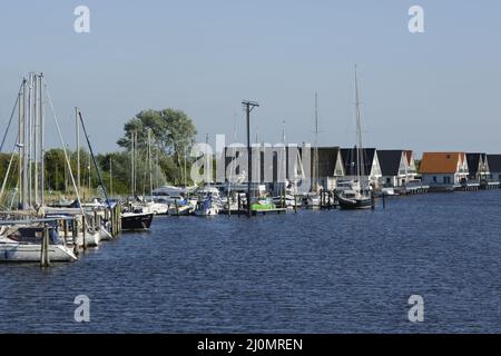 Marina und Slit Häuser am Fluss Harle, Harlesiel, Ostfriesland Stockfoto