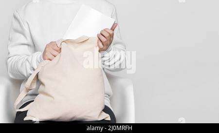 Vorderansicht Frau mit Stofftasche Stockfoto