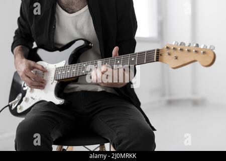 Vorderansicht männlicher Musiker spielt E-Gitarre (1) Stockfoto