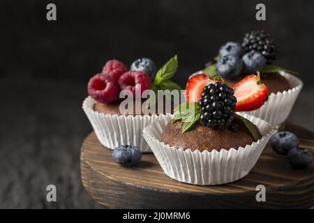 Vorderansicht leckere Cupcake Schneidebrett Stockfoto