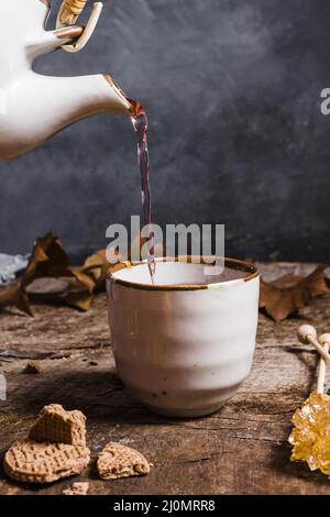 Vorderansicht Tee gegossen Tasse Stockfoto