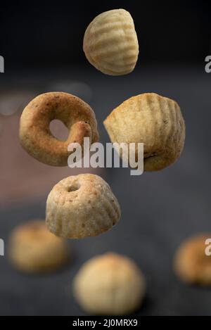 MA'amoul arabische Butter Cookie Levitation Stockfoto