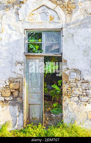 Alte verlassene kaputte schmutzige Häuser Gebäude Textur Rhodos Griechenland. Stockfoto