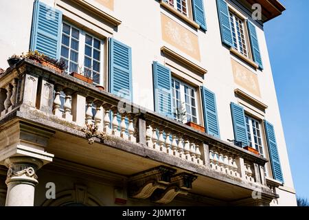 Steinbalkon an der Fassade der Kirche San Lorenzo. Comer See, Italien Stockfoto