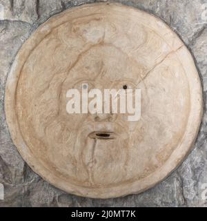 Mund der Wahrheit Sightseeing in Rom, Italien. Historische Skulptur aus Marmor, antikes Gesicht voller Geheimnisse und Legenden. Stockfoto