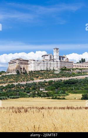 Assisi Dorf in Umbrien, Italien. Die wichtigste italienische Basilika, die dem Heiligen Franziskus geweiht ist - San Francesco. Stockfoto